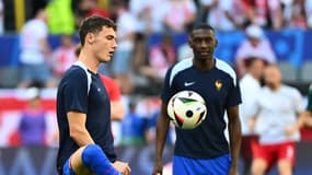 Benjamin Pavard et Randal Kolo Muani à l'échauffement à l'Euro 2024.