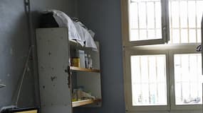 Une cellule de prison avec des lits superposés. 
