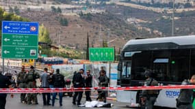 Les forces de sécurité israéliennes se rassemblent autour d'un corps près d'un bus au carrefour de Ramot, dans la partie est de Jérusalem annexée par Israël, le 8 septembre 2025.