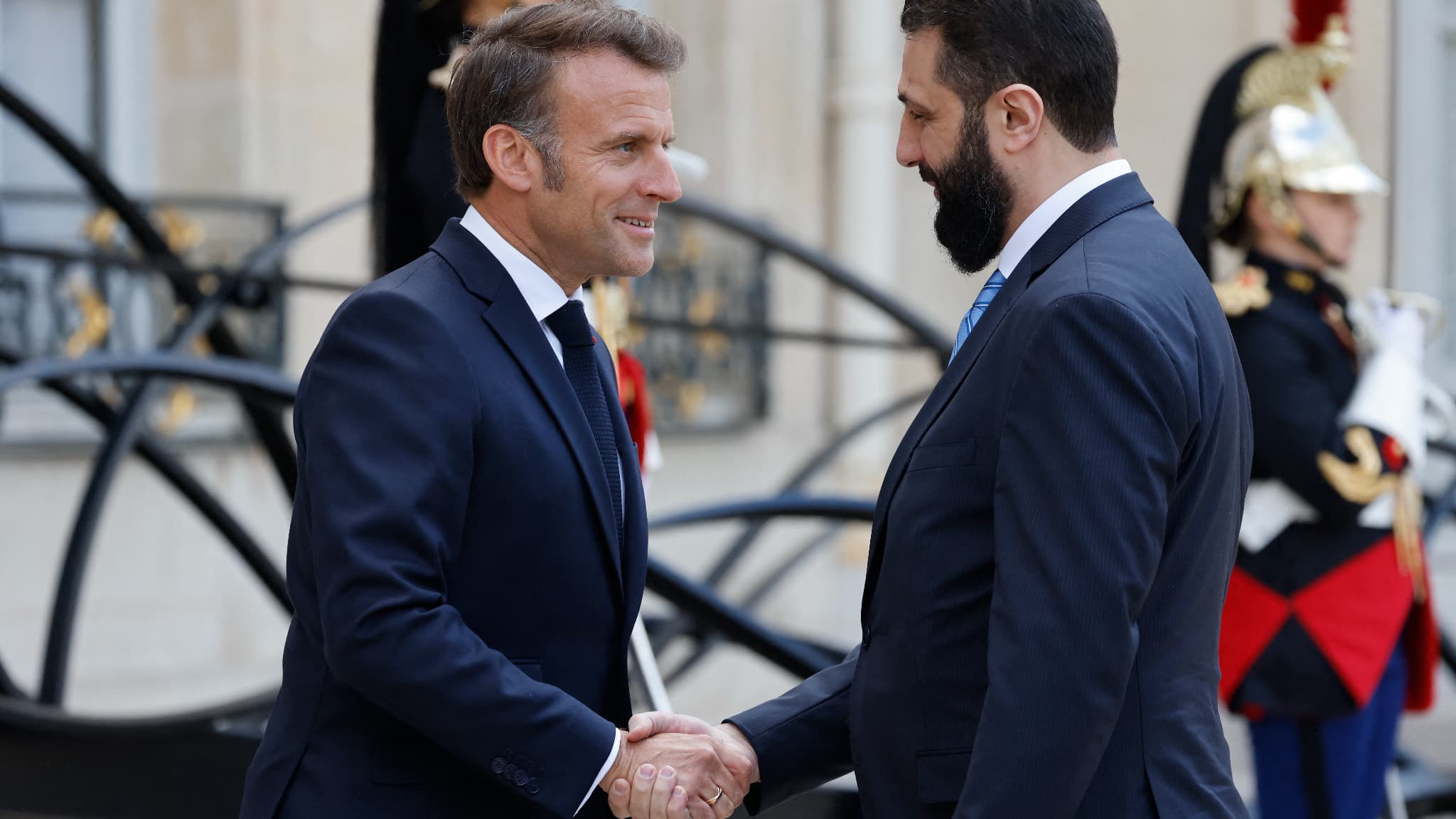 Le président français Emmanuel Macron et le président intérimaire syrien Ahmed al-Charaa au palais présidentiel de l'Élysée à Paris, le 7 mai 2025. Le président français Emmanuel Macron et le président intérimaire syrien Ahmed al-Charaa au palais présidentiel de l'Élysée à Paris, le 7 mai 2025.