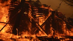 Une maison brûle lors d’un incendie à Varnavas, au nord d’Athènes en Grèce, le 11 août 2024.