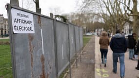 Coups de pinceaux, colles sur une voiture et quelques bleus: plainte et main courante après une altercation entre candidats PCF et RN en PACA