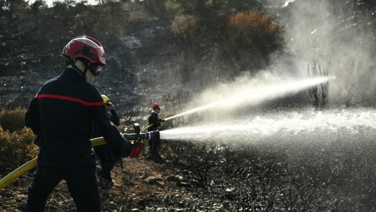 Les sapeurs-pompiers luttent pour combattre ce qu'il reste de l'incendie dans l'Aude et éviter qu'il ne reparte, à Albas, le 9 août 2025