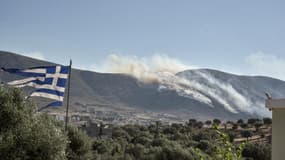 La fumée d'un feu de forêt à environ 50 km au sud-est du centre d'Athènes, le 17 juillet 2023.