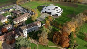 En 2014, l'école a fait construire une salle de concert en forme de soucoupe volante pour 50 millions de francs suisses.