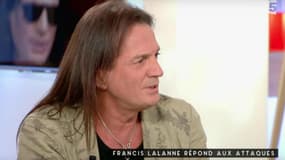 Le chanteur Francis Lalanne sur le plateau de C à Vous
