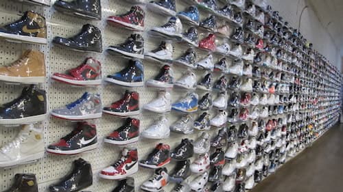 A New York, les sneakers se vendent dans des boutiques qui n'ont rien à envier aux enseignes de luxe. A New York, les sneakers se vendent dans des boutiques qui n'ont rien à envier aux enseignes de luxe.