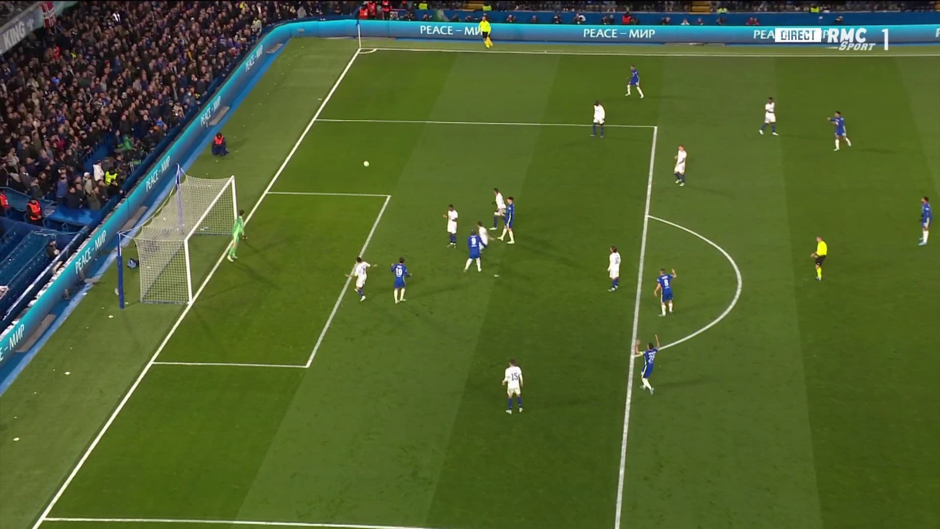 Le ballon fuit largement le cadre après la reprise de la tête de Lukaku