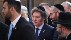 Le président argentin Javier Milei visite le Mur occidental, dernier vestige du Second Temple, considéré comme le site le plus sacré où les juifs peuvent prier, dans la vieille ville de Jérusalem, le 6 février 2024.