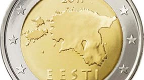 Côté face de la pièce de deux euros estonienne. Ce 1er janvier, l'Estonie perd sa couronne et devient le premier pays issu de l'Union soviétique à adopter l'euro, mais le champagne risque d'avoir un goût d'incertitude à Tallinn, en raison de la crise de l