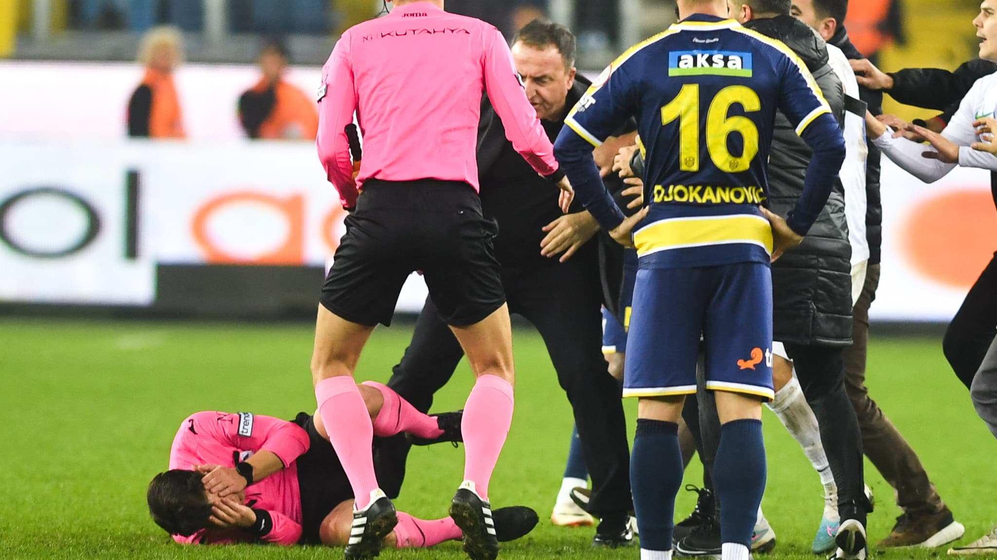 L'arbitre Halil Umut Meler frappé par le président d’Ankaragücü, Faruk Koca, le 11 décembre 2023