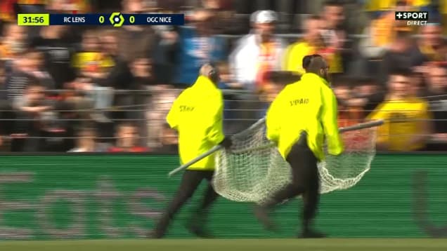 Les stadiers amènent un filet de protection lors de Lens-Nice.