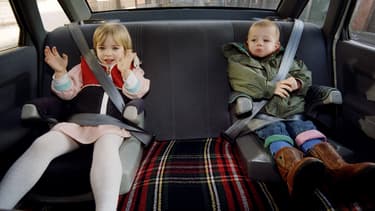 Deux enfants, prêts à partir en vacances.