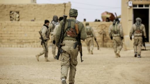 Des combattants de la coalition arabo-kurde des Forces démocratiques syriennes (FDS) près du village de Bir Fawaz, à 20 km au nord de Raqa, le 8 février 2017