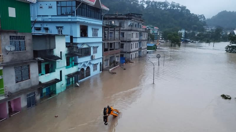 Cette photo diffusée par l'armée indienne et prise le 4 octobre 2023 montre une rue inondée dans la vallée de Lachen, dans l'État indien du Sikkim, à la suite d'une crue soudaine causée par des précipitations intenses.