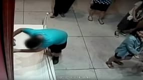Images de vidéosurveillance d'un musée de Tapei, montrant un enfant trébucher et accidentellement trouer un tableau du XVIIe siècle.