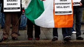 Manifestation de partisans du Sinn Fein devant le parlement irlandais à Dublin, dénonçant le plan de sauvetage de l'UE et du FMI et appelant au départ du Premier ministre Brian Cowen. Le gouvernement irlandais s'est retrouvé acculé dans les cordes lundi a