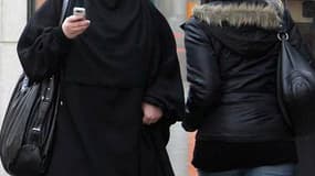 Selon La Figaro, le Conseil d'Etat juge dans un avis consultatif qu'une interdiction totale de la burqa ne reposerait sur "aucun fondement juridique incontestable". Les Sages, réunis en assemblée mercredi en présence du secrétaire général du gouvernement,