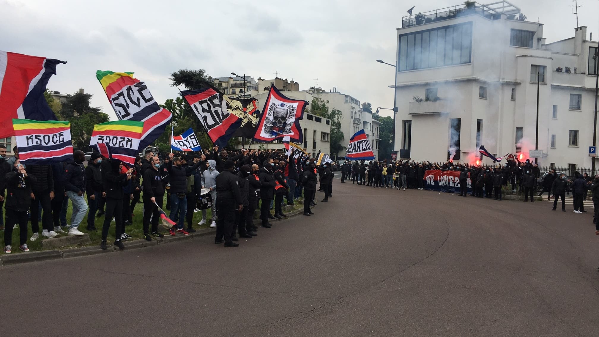 Des supporters du PSG avant le match face à Lens