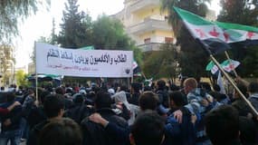 Manifestation d'universitaires et d'étudiants contre le régime de Bachar al Assad, mercredi à Homs. La France a demande la création de "zones sécurisées" pour protéger les populations civiles en Syrie, initiative inédite depuis le basculement du pays dans