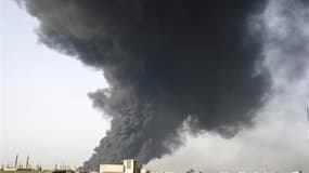 Une fumée noire s'élève d'une raffinerie de Homs, en Syrie, où une explosion s'est produite mercredi sur un oléoduc alors que la ville est à nouveau la cible de bombardements intensifs de l'armée. /Photo prise le 15 février 2012/REUTERS/Handout