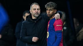 Hans-Dieter Flick en train de donner des consignes à Lamine Yamal au Barça, janvier 2025