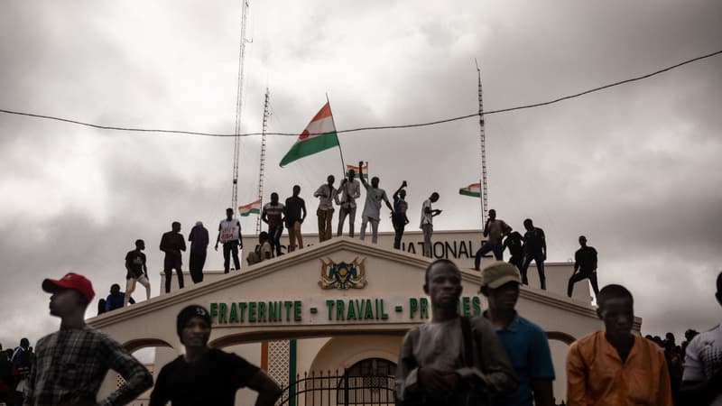 Des centaines de personnes soutenant le coup d'État au Niger se sont rassemblées le 3 août 2023 à Niamey. PHOTO D'ILLUSTRATION