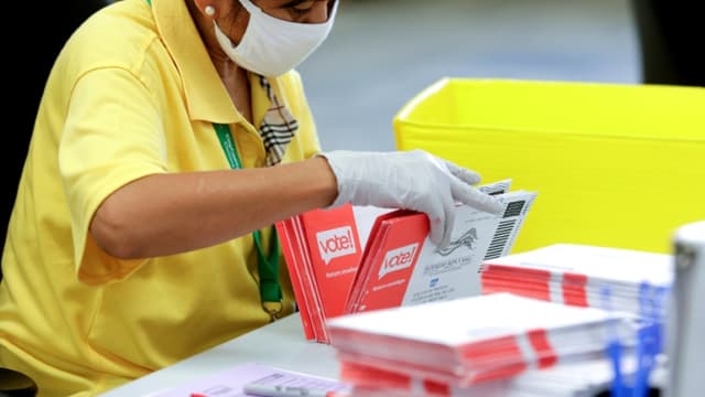 Une agente électorale dépouille des bulletins de vote reçus par courrier pour la primaire démocrate du 4 août 2020 dans l'Etat américain de Washington (photo d'illustration)