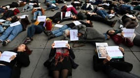 Manifestantes allongées place de la République à Paris, le 19 octobre 2019