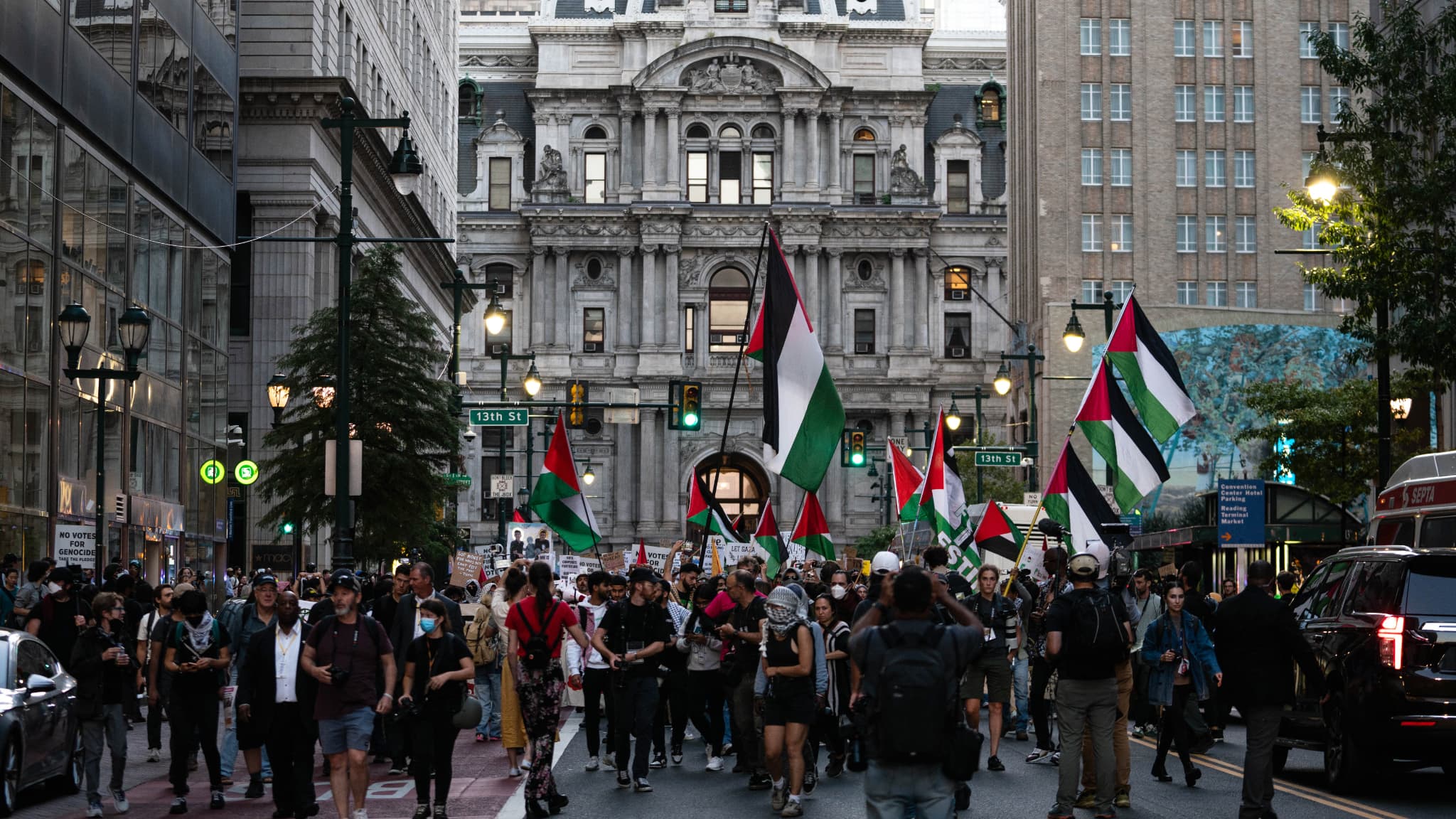 Des manifestants propalestiniens à Philadelphie, en marge du débat entre Kamala Harris et Donald Trump, le mardi 10 septembre 2024 Des manifestants propalestiniens à Philadelphie, en marge du débat entre Kamala Harris et Donald Trump, le mardi 10 septembre 2024