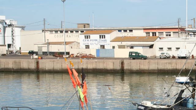 L'alerte avait été donnée par deux navires de pêche qui ont récupéré les trois autres personnes tombées à l'eau 