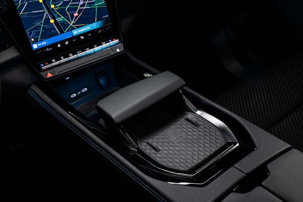 Dans l'habitacle du nouveau Renault Austral (photo officielle Renault). Dans l'habitacle du nouveau Renault Austral (photo officielle Renault).