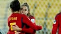 Olga Carmona et Ivana Andres s'enlacent, après la victoire contre le Costa Rica