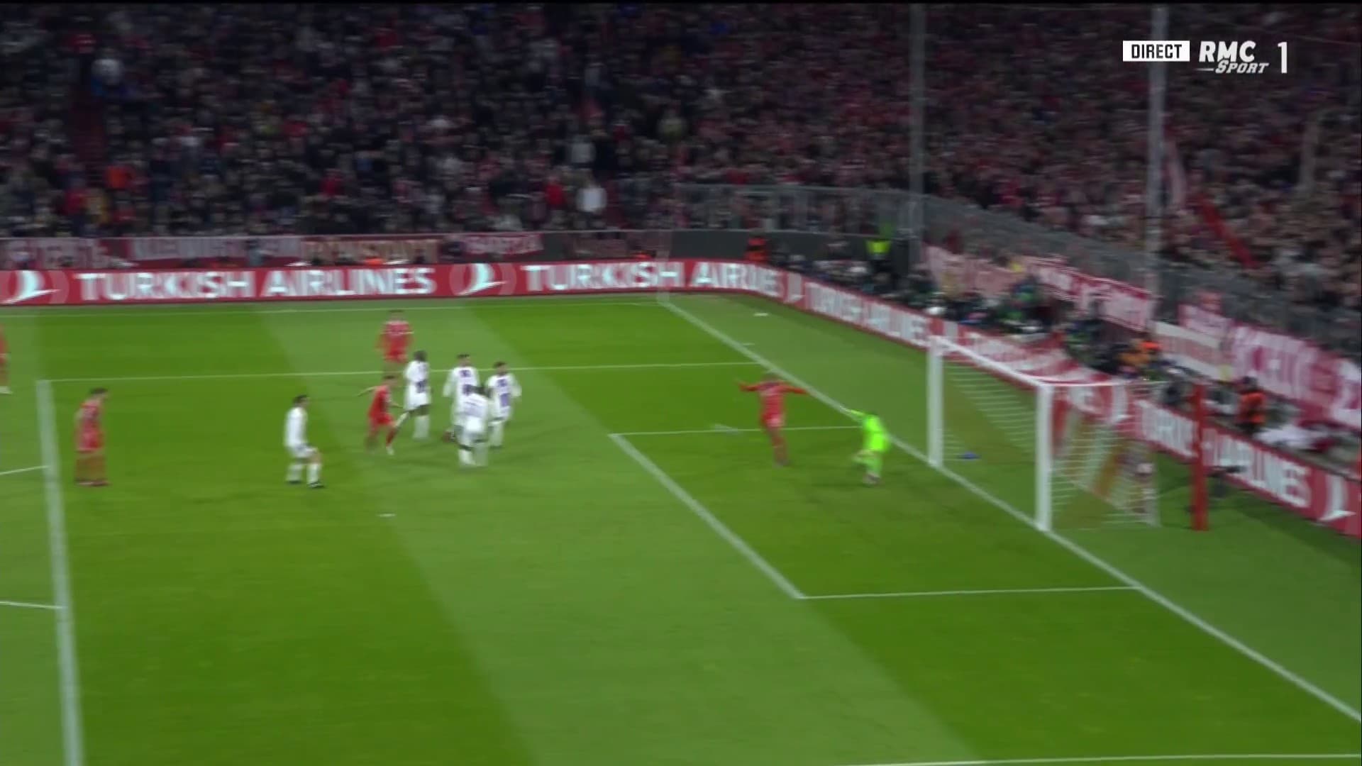 Eric-Maxim Choupo-Moting contre une frappe dangereuse de Joshua Kimmich