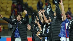 Les joueuses japonaises célèbrent leur victoire après le coup de sifflet final du match de football du Groupe C de la Coupe du monde féminine Australie et Nouvelle-Zélande 2023 entre le Japon et l'Espagne au Wellington Stadium, également connu sous le nom de Sky Stadium, à Wellington, le 31 juillet 2023.