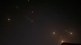 Cette vidéo de l'AFPTV prise le 14 avril 2024 montre des explosions illuminant le ciel à Hébron, dans les Territoires palestiniens, lors d'une attaque iranienne contre Israël. 