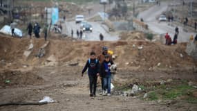 Des civils marchent à al-Mughraqa, dans le centre de la bande de Gaza, le 13 février 2025.