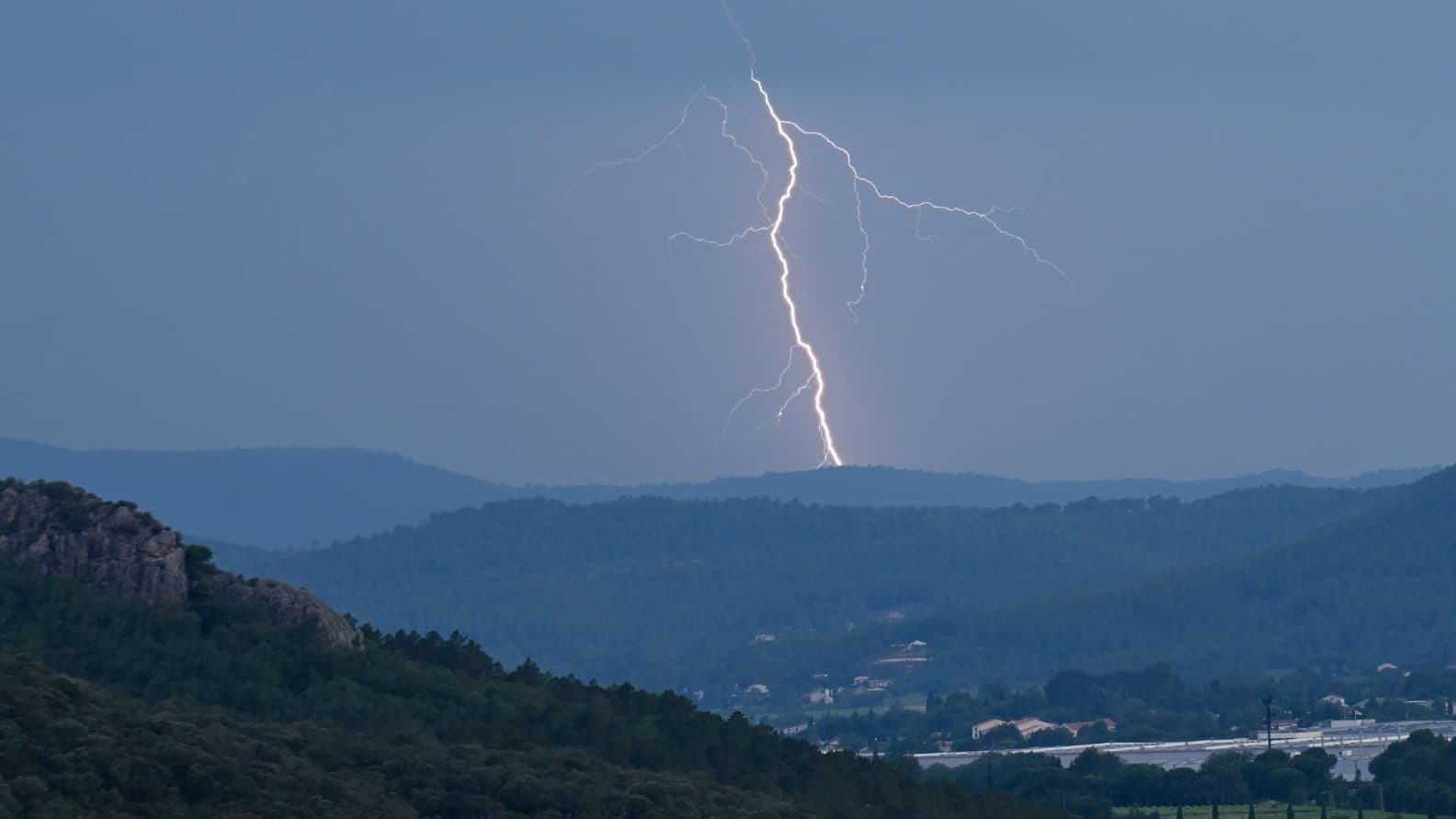JUSQU'À 120MM DE PLUIE, GRÊLE... À QUOI FAUT-IL S'ATTENDRE AVEC LES VIOLENTS ORAGES DE CE MARDI ?