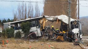 Cette photo d'archives prise au lendemain de l'accident, le 15 décembre 201, montre l'épave du bus scolaire à Millas. 