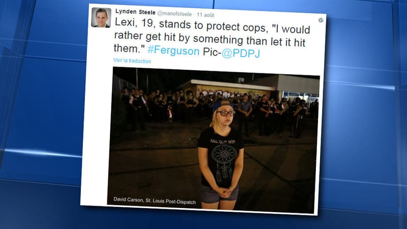 Lexi Kozhevsky en première ligne pour protéger les policiers, le 10 août, à Ferguson, dans le Missouri. 