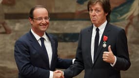 François Hollande a remis samedi la Légion d'honneur au chanteur britannique Paul McCartney, ancien leader des Beatles, en "hommage à son oeuvre". /Photo prise le 8 septembre 2012/REUTERS/PHilippe Wojazer