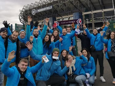 L’équipe MyComm devant le Murrayfield Stadium à Edimbourg en Ecosse à l’occasion d’un voyage organisé pour le Tournoi des 6 Nations 