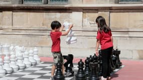 Des enfants jouent avec un jeu d'échecs géant au musée de Cluny, à Paris, le 21 août 2013.
