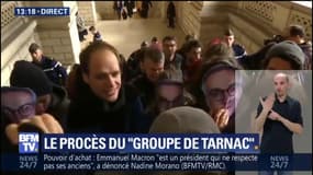 Procès du "Groupe de Tarnac": les huit prévenus arrivent au tribunal, masques du procureur sur le visage