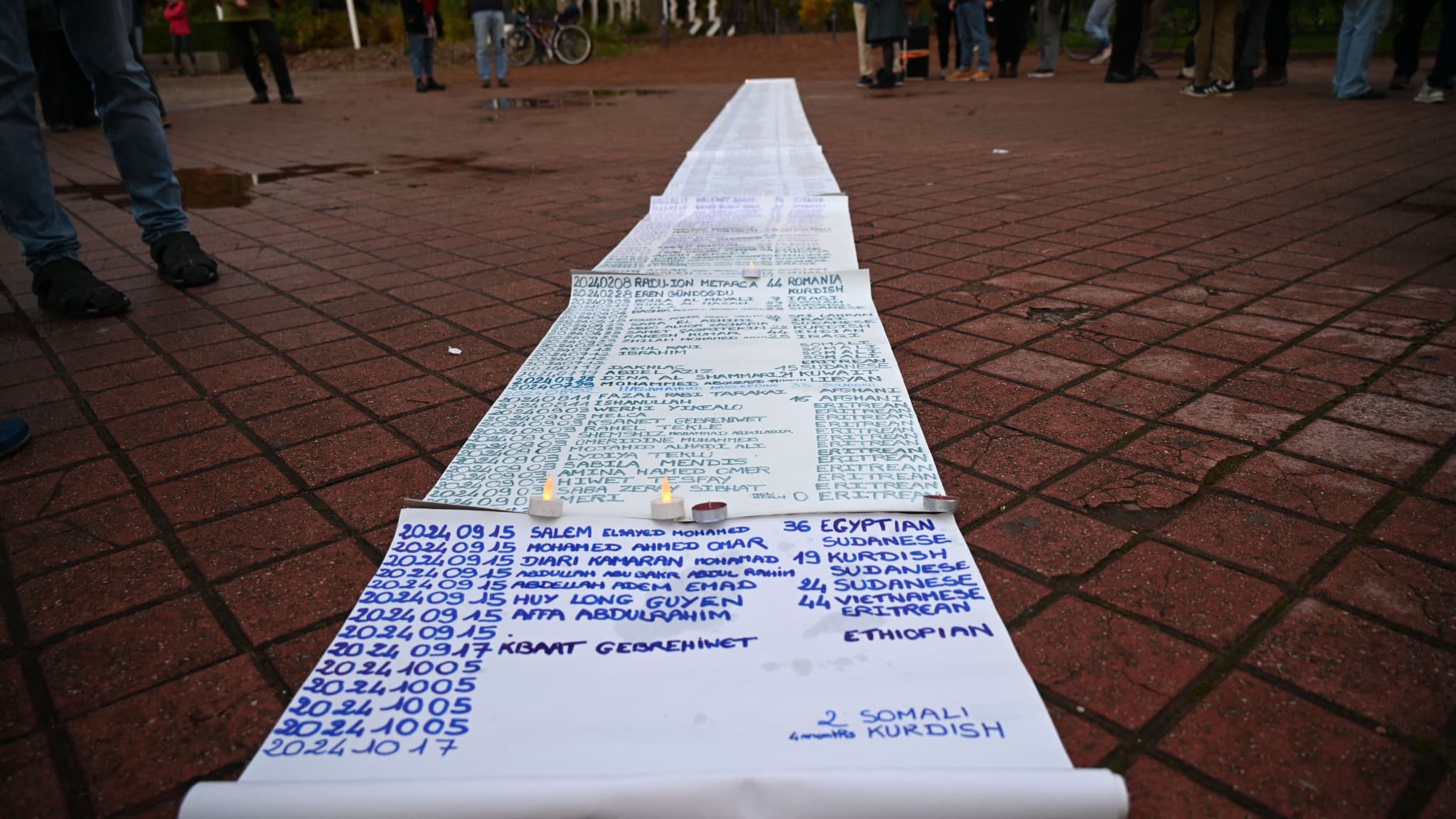 Un hommage aux victimes des naufrages dans la Manche le 19 octobre 2024 à Calais.