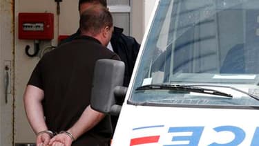 Le procès de Cédric Horneck, accusé d'avoir tué sa compagne et voulu noyer le fils de celle-ci en 2008, a débuté mercredi devant la cour d'assises de Vendée, qui a examiné la personnalité du jeune mécanicien. /Photo prise le 26 mai 2010/REUTERS/Stéphane M