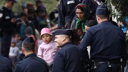 Démantèlement d'un camp illégal de Roms à Mons-en-Baroeul, près de Lille, jeudi. Les critiques continuent à pleuvoir en France et à l'étranger contre la politique de la France à l'égard des Roms mais Paris persiste dans sa volonté de démanteler leurs camp