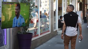 Un homme dans la rue pendant le match France-Argentine, le 30 juin 2018