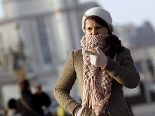 Une femme se protège du froid à Paris, le 1er février 2012 (photo d'illustration)