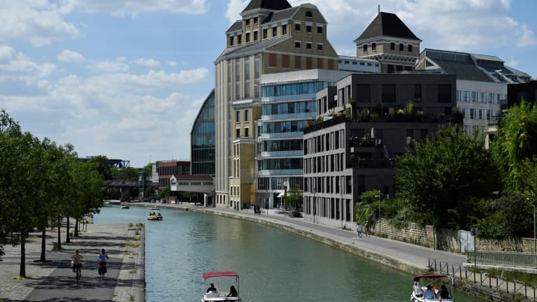 Des bateaux sur le canal de l'Ourcq à Pantin, en Seine-Saint-Denis, le 30 juillet 2022 